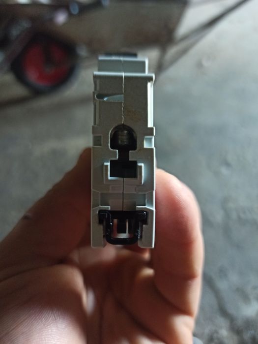 Wyłącznik nadmiarowo-prądowy niemieckiej firmy ABB