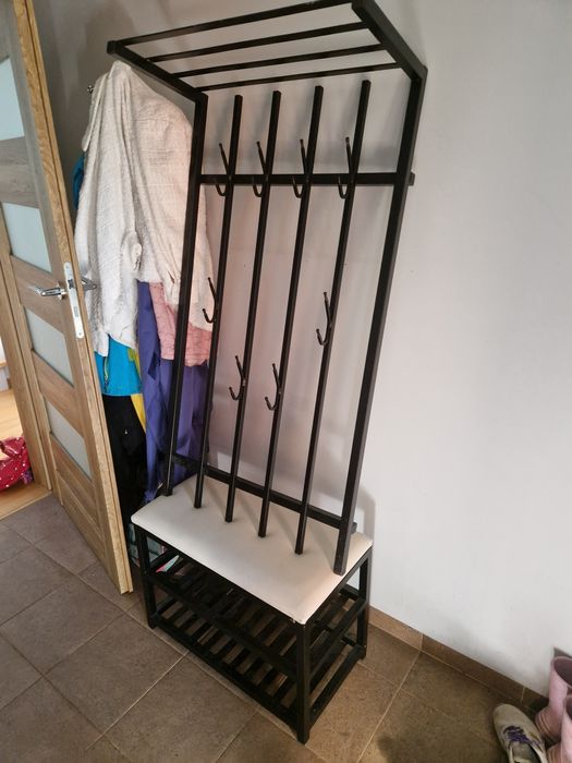 Metalowy Wieszak i pufka z półką zestaw czarny do przedpokoju 65 cm na