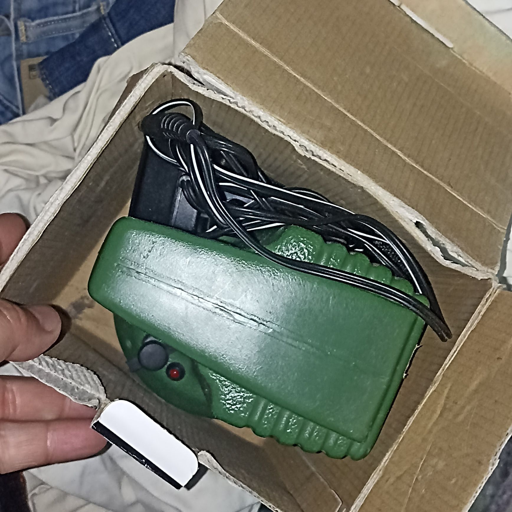 Lanterna Portátil a Bateria com carregador bem funcional