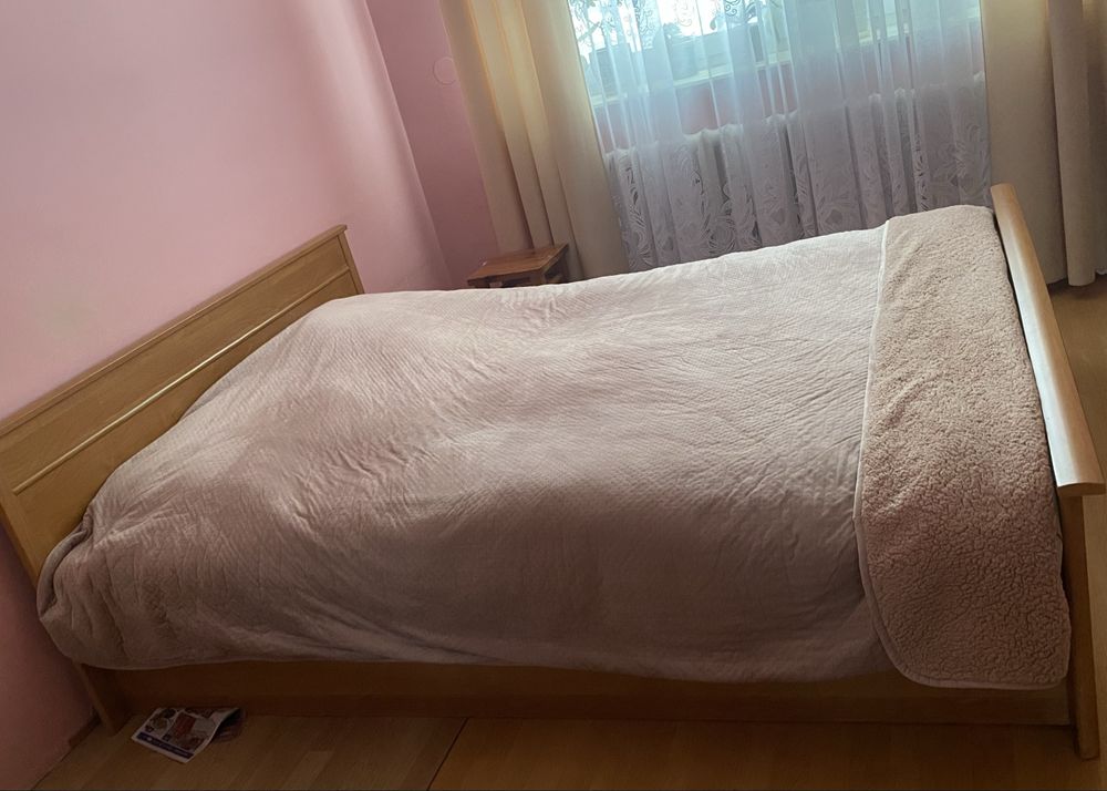 Łóżko otwierane z pojemnikiem ze śladami użytkowania