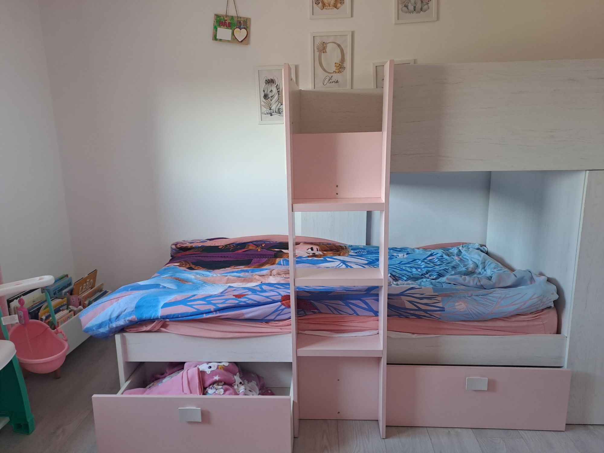 Beliche duplo + 2 gavetas + roupeiro