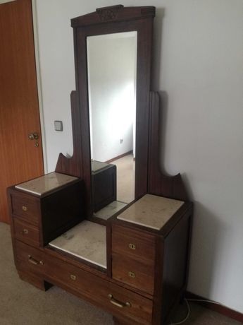 Móvel de madeira com espelho