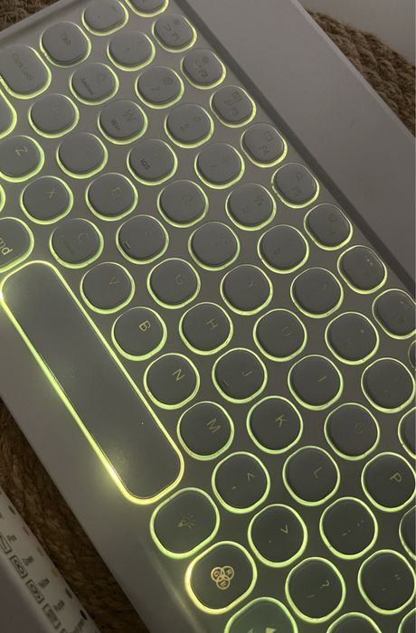 Нова бездротова RGB клавіатура з мишкою