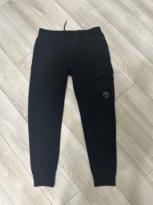 джоггеры C.P. Company с карманом-карго и фирменной линзой