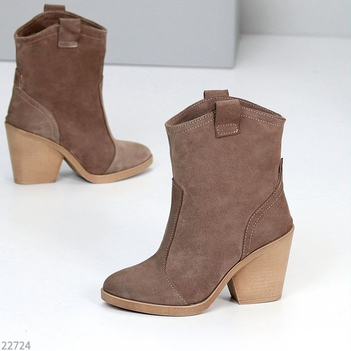 Стильні замшеві бежеві козаки