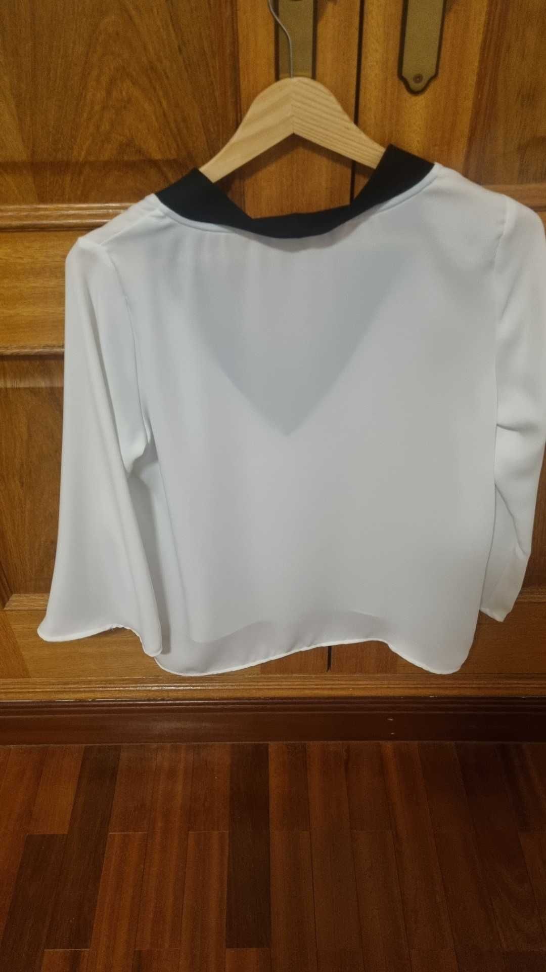 Blusa branca com decote em preto