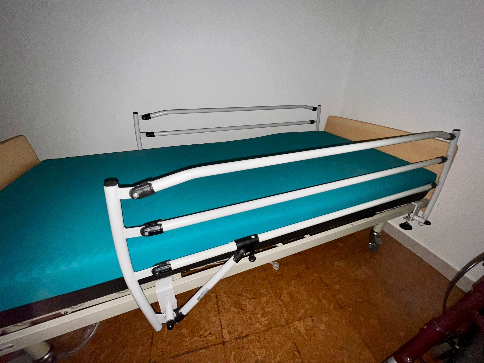 Cama articulada elétrica, andarilho, mesa de apoio hospitalar
