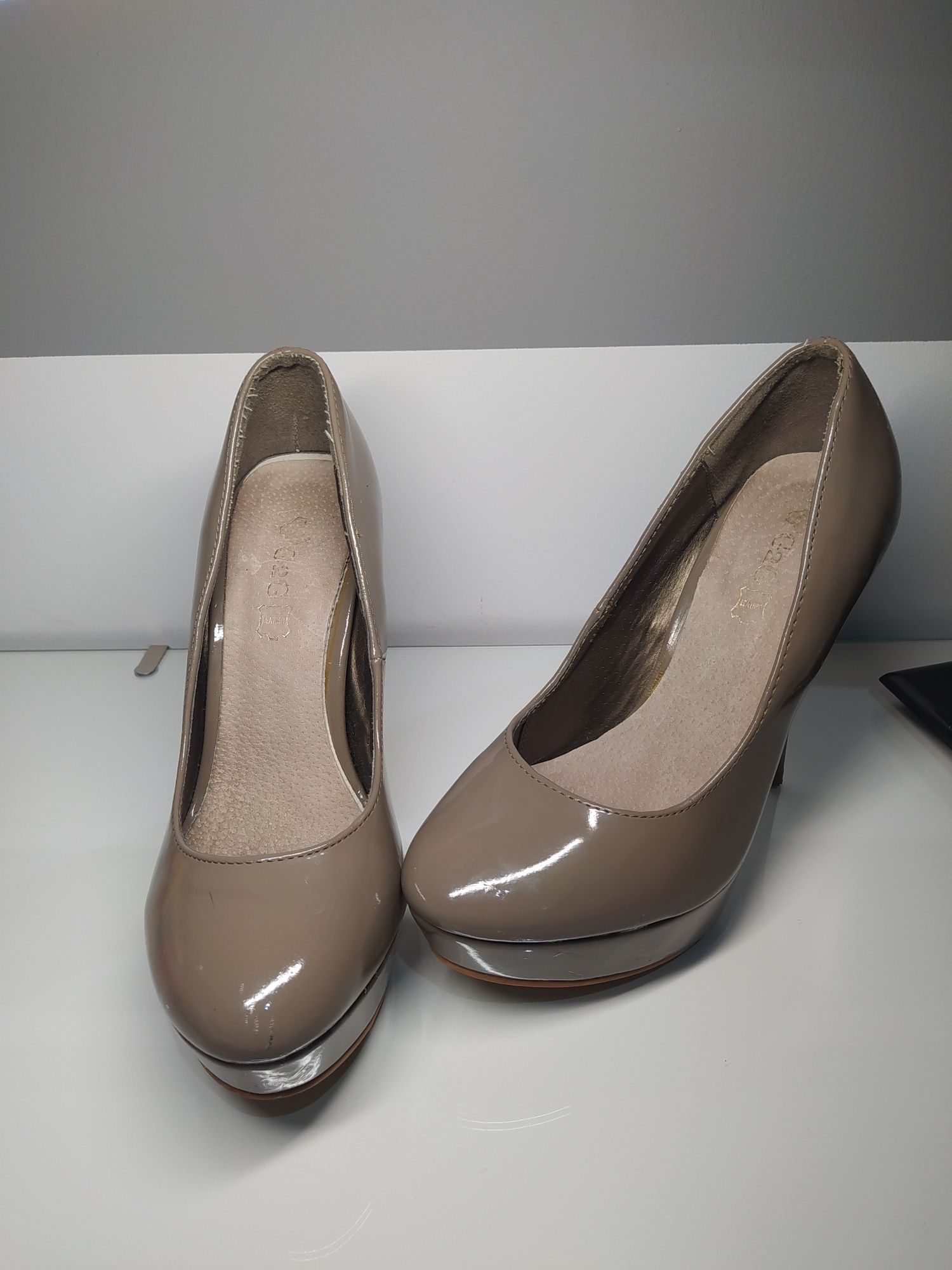 Buty na obcasie lakierek
