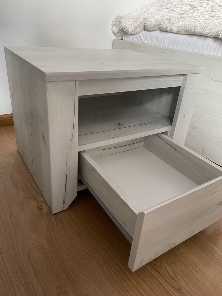Łóżko pojedyncze ze stelażem i z szafką nocną + materac w cenie