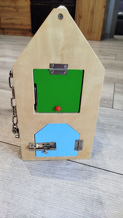 Domek z zamkami manipulacyjny Small Foot