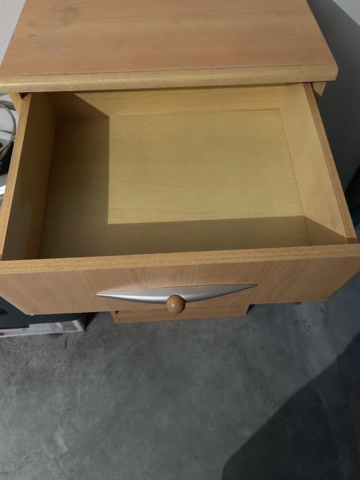 Mesinha de cabeceira em madeira