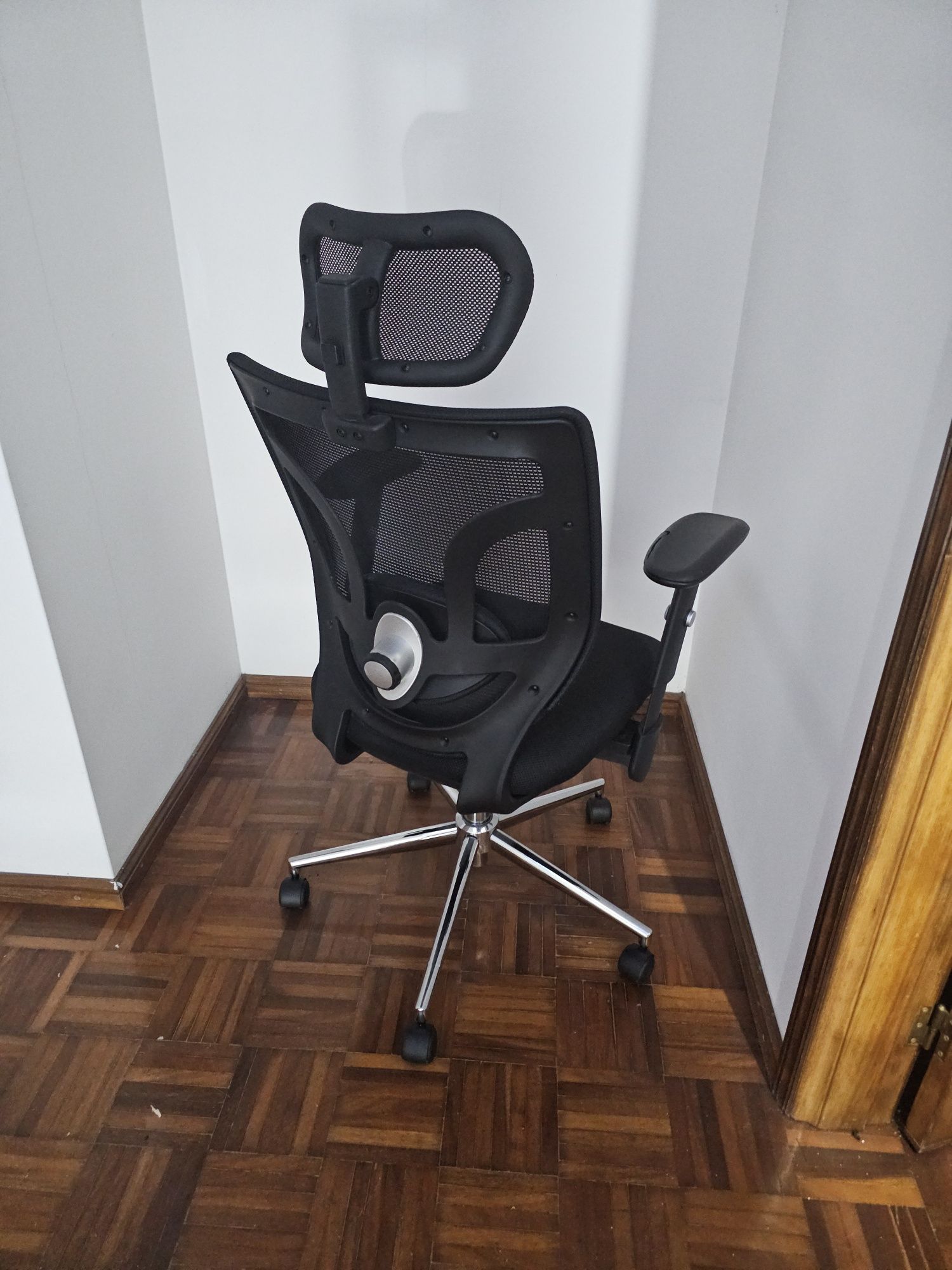 Cadeira de escritório ergonómica em preto