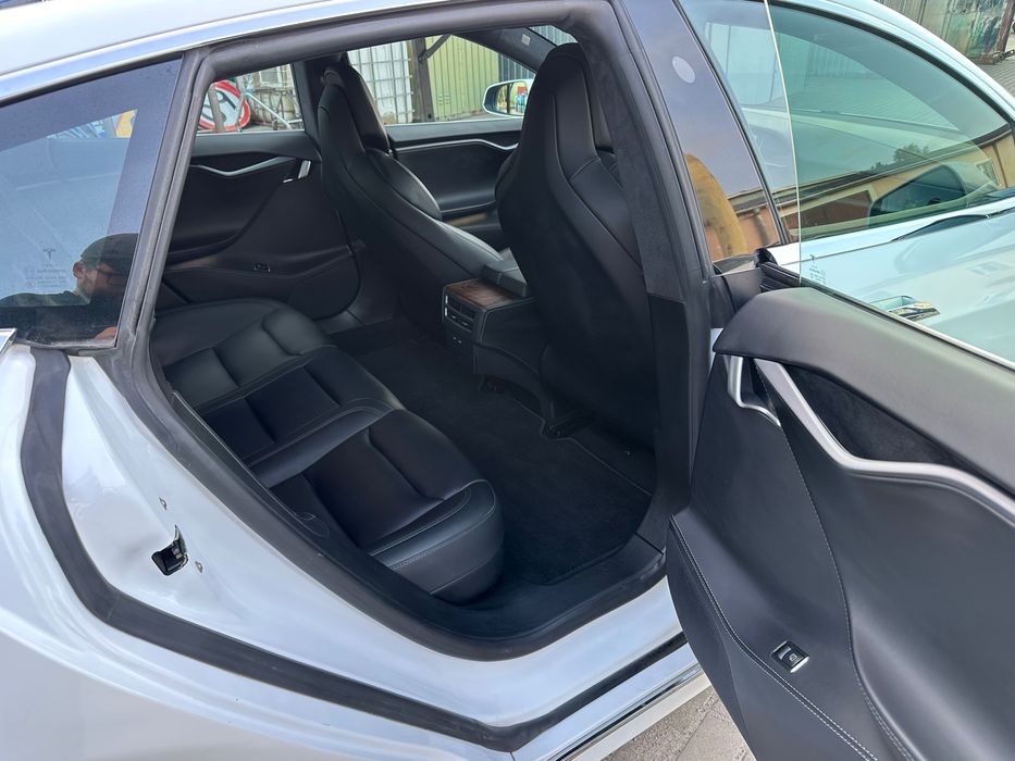 Wynajem auta Tesla Model S Dual Motor - od 160zł/doba