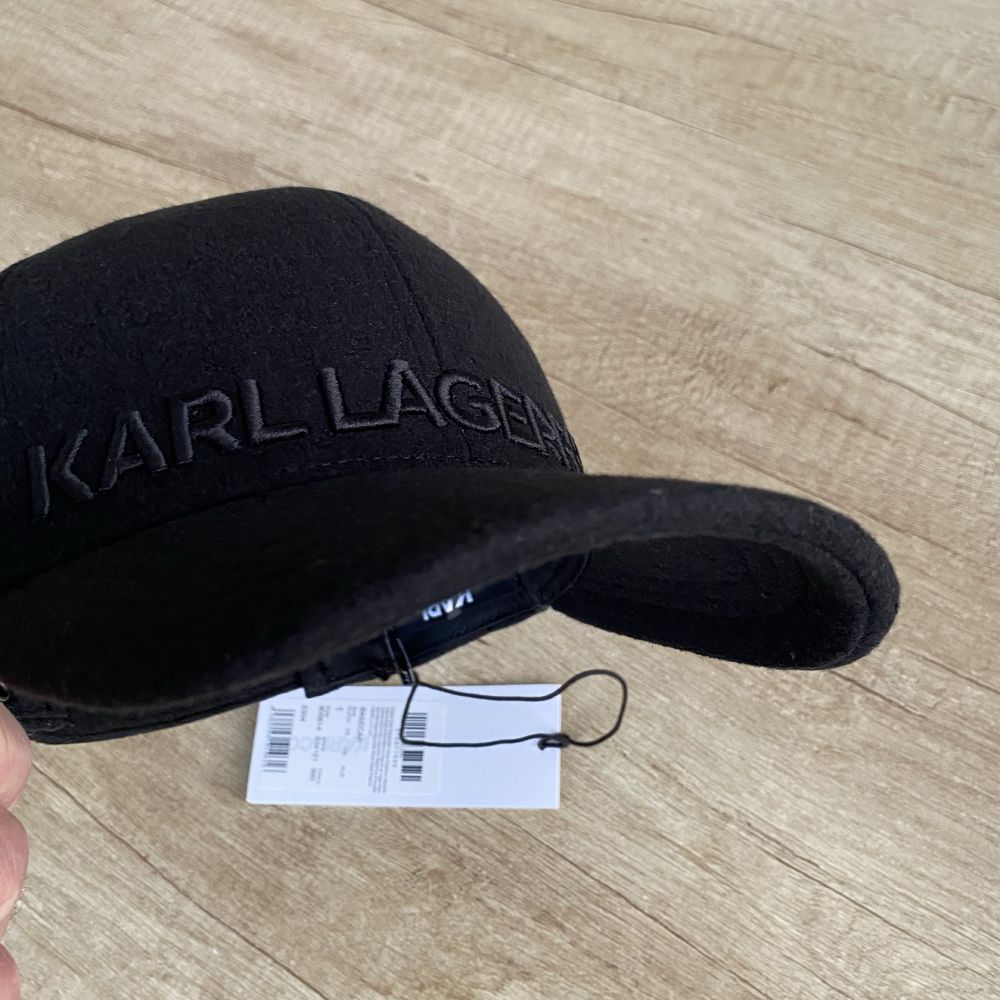 Оригинальная кепка Karl Lagerfeld .