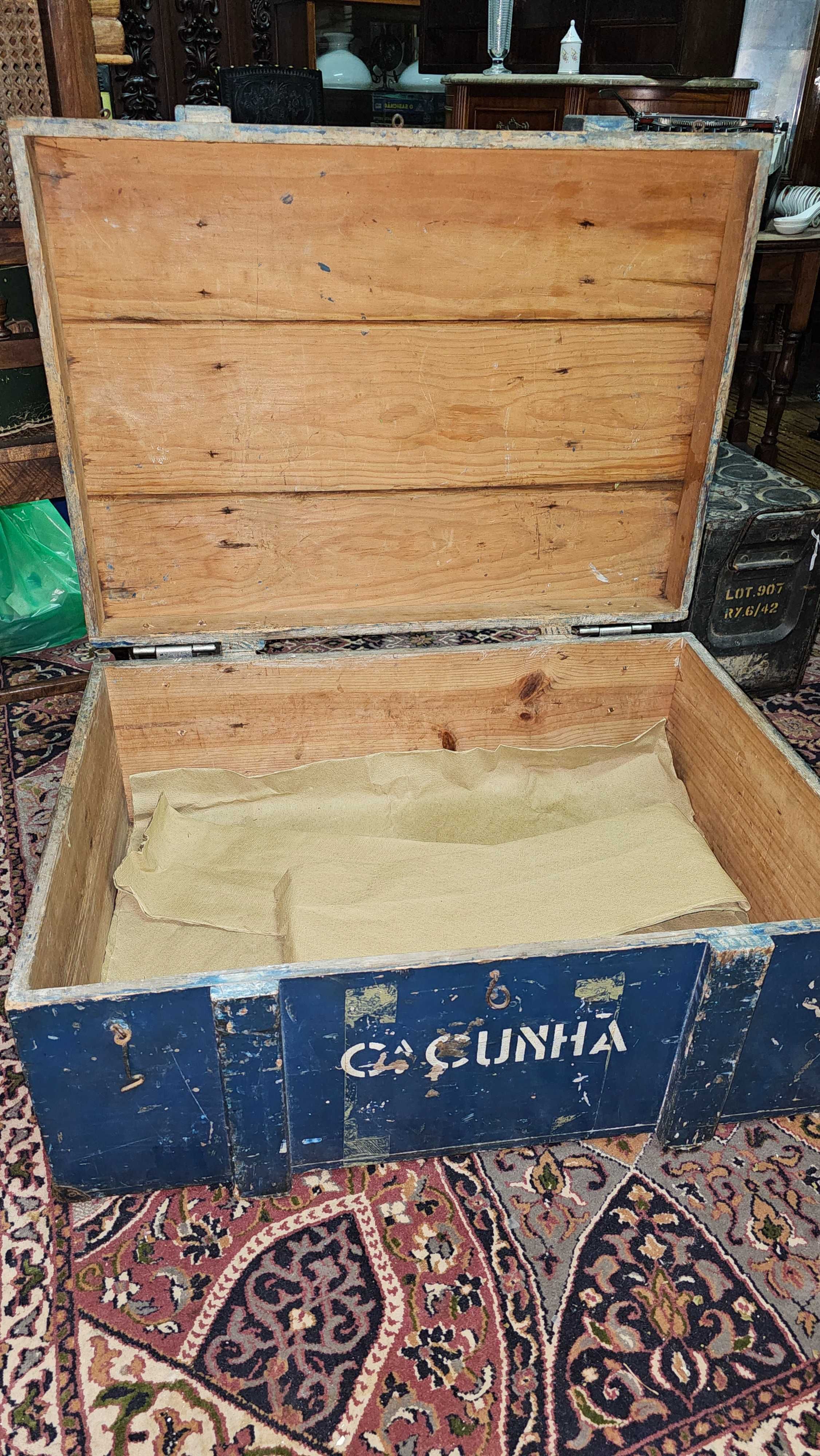 Caixa de madeira antiga