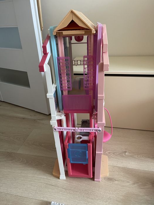 Domek dla lalek Barbie piętrowy z windą