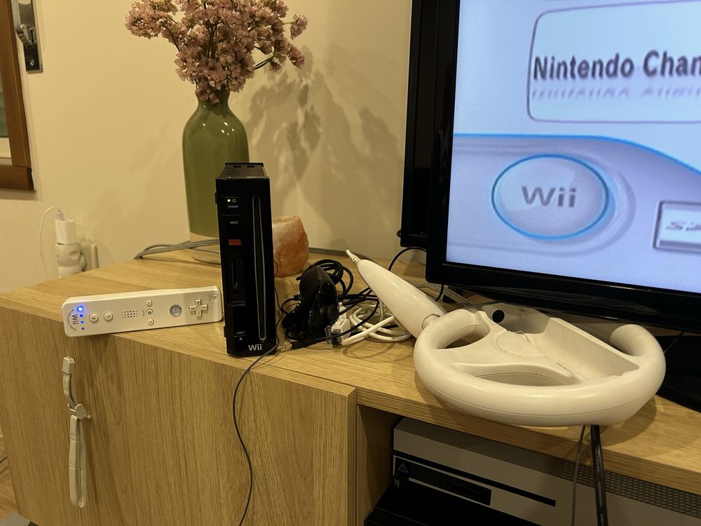 Wii com 1 comando 2 nunchuk e 3 jogos