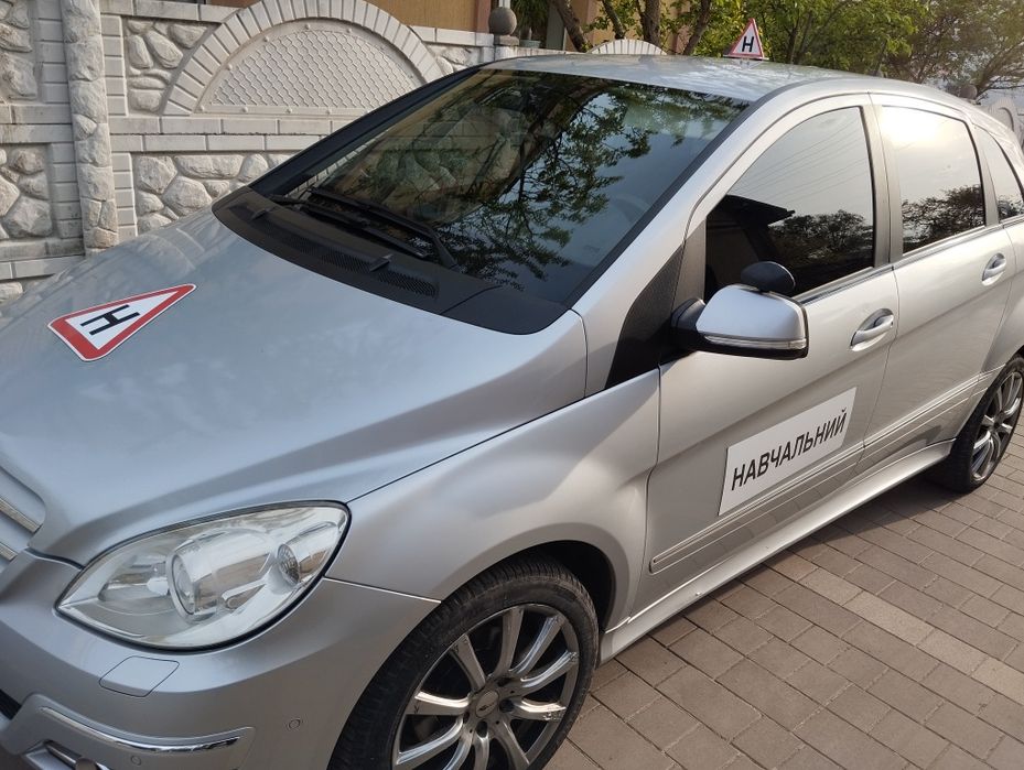 Інструктор з водіння. Автоінструктор