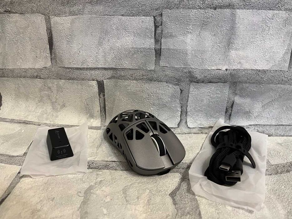 Ігрова миша ATTACK SHARK R2 з магнієвого сплаву PAW3950 сірого кольору