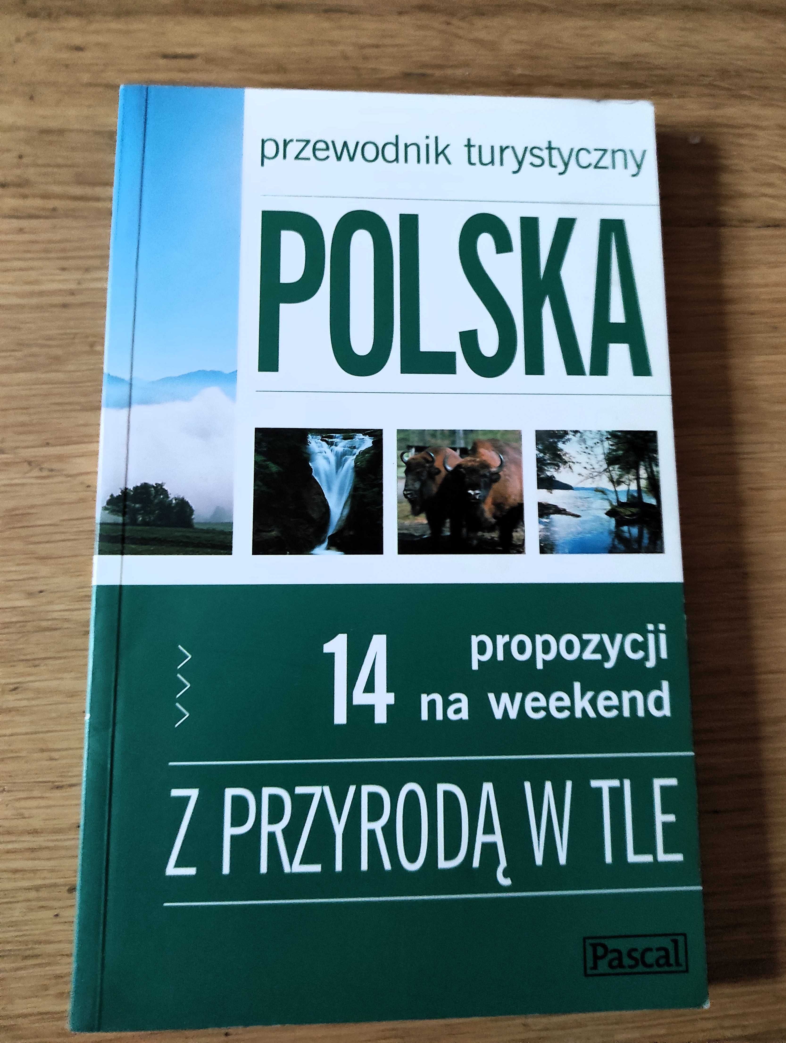 Polska przewodnik turystyczny z przyrodą w tle mapy na weekend