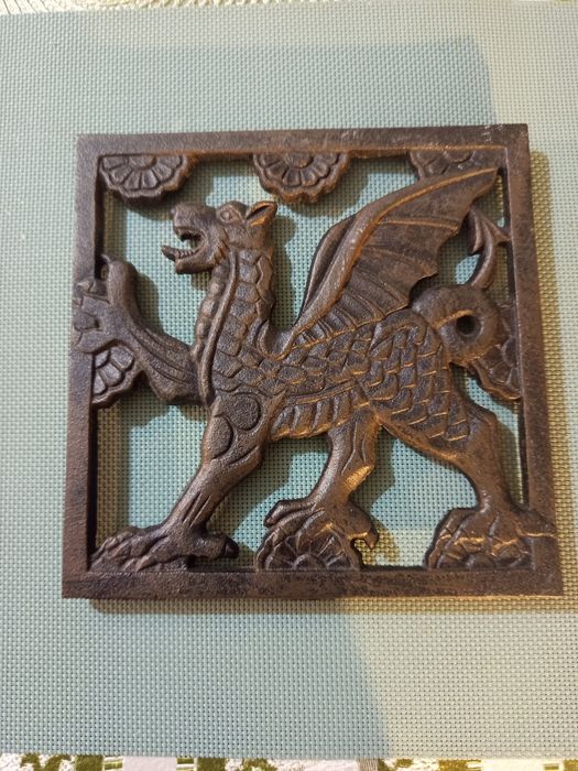 Zabytkowa  ŻELIWNA podstawka pod garnki lub żelazko - smok z Hongkongu