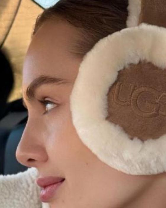 Замшеві навушники UGG колір коричневий chestnut