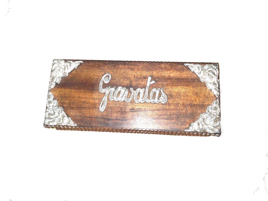 Caixa guarda jóias de gravadas com embutidos em prata javali em pau santo