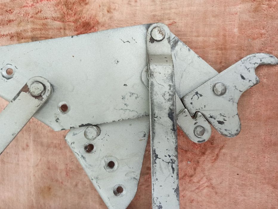 Механізм складання та розкладання дивана.