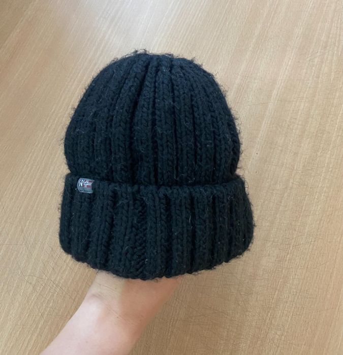 Czarna czapka sportowa