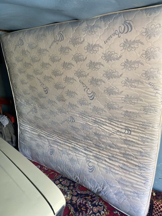 Продам матрас б/у 2м /1.8м