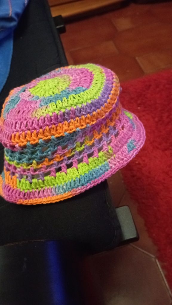 Chapéus e boinas em crochet, feito a mão