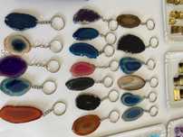 CHAVEIROS COM PEDRAS NATURAIS