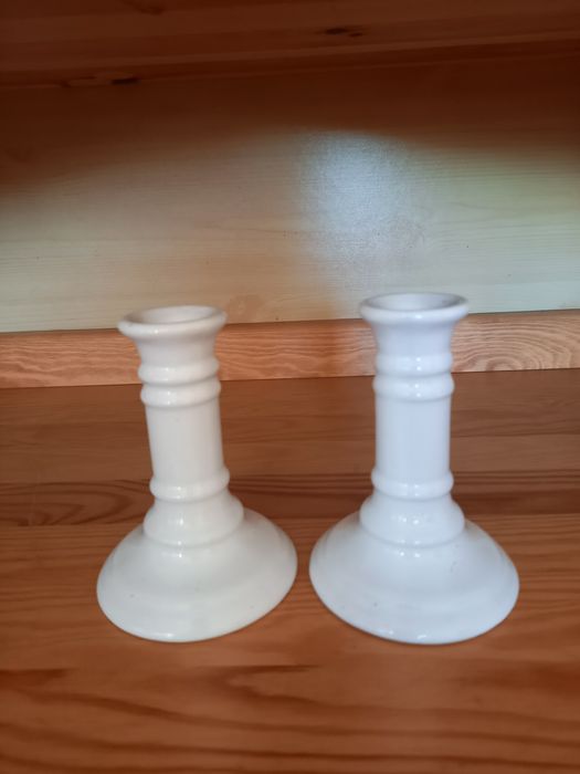 Świeczniki z białej porcelany