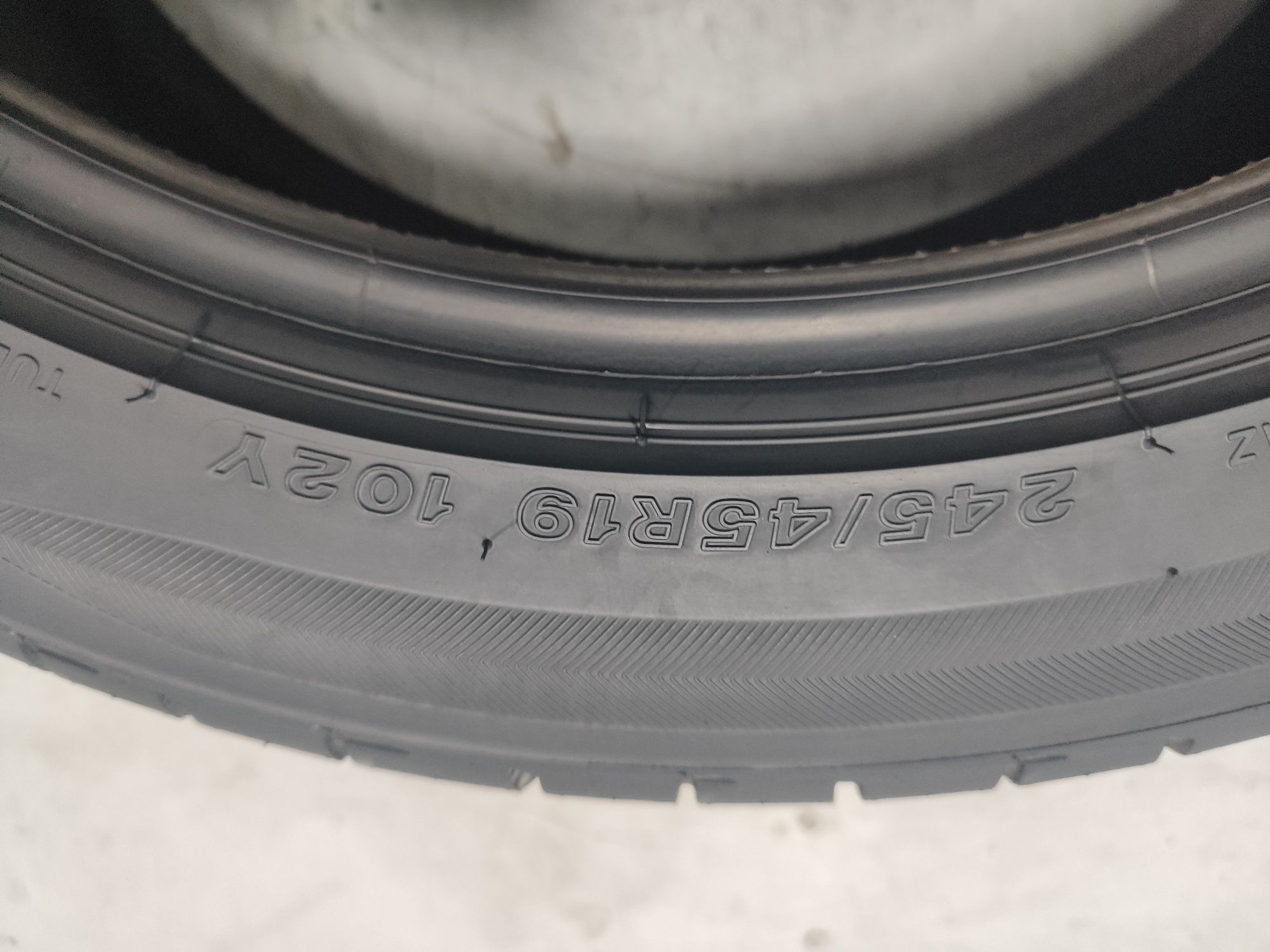 2 pneus semi novos 245/45R19 102Y Oferta da Entrega