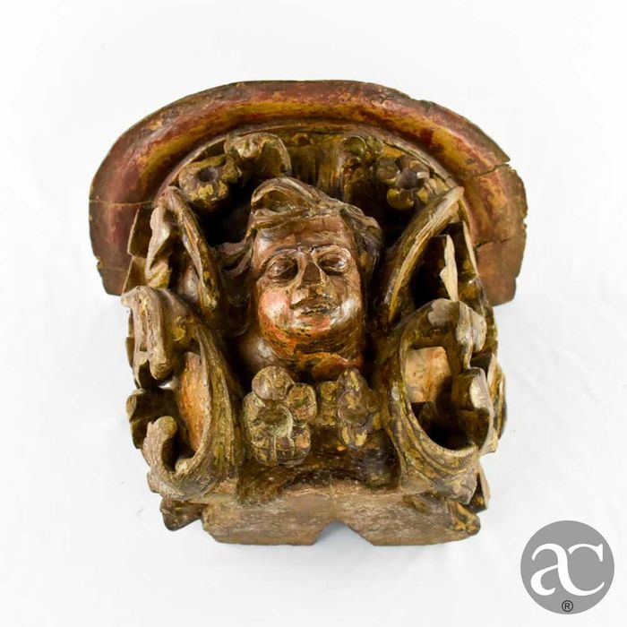 Mísula em madeira de castanho policromado séc. XVII / XVIII