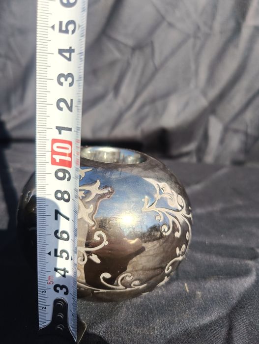 Dwa współczesne świeczniki