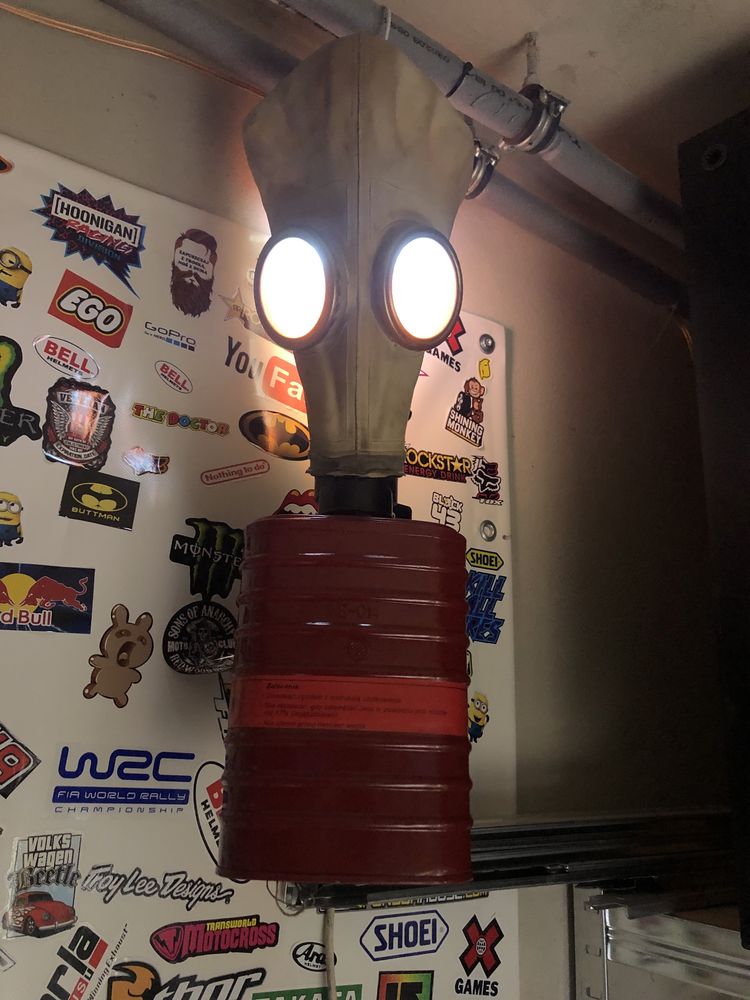 Wisząca lampka z maski gazowej z głośnikiem BT handmade