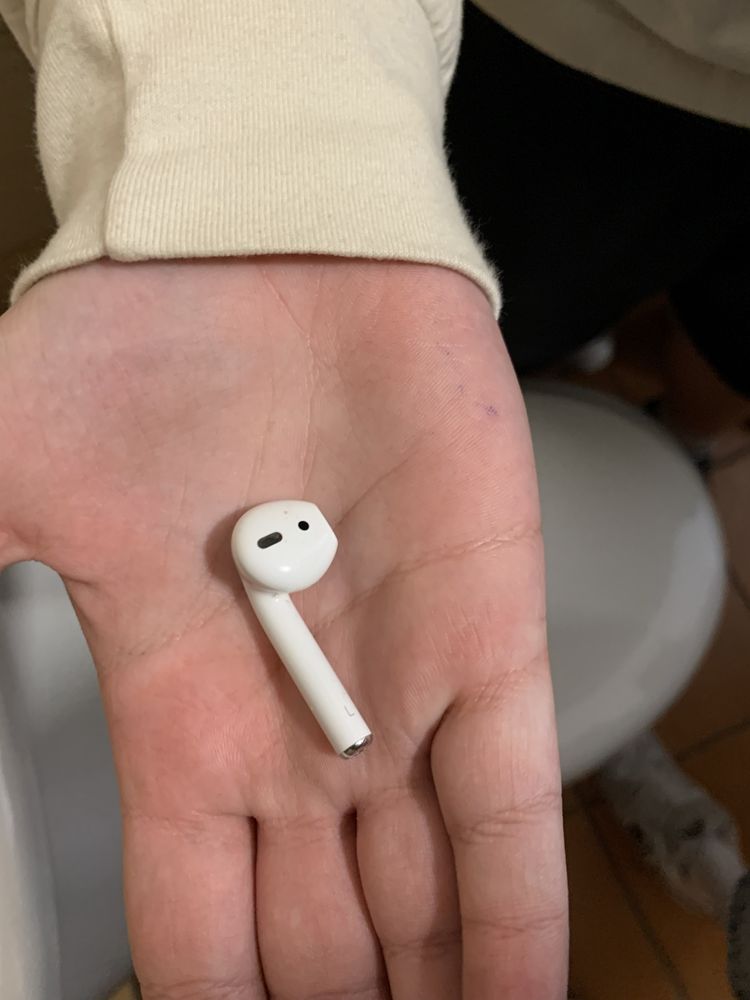 Apple AirPods. 1