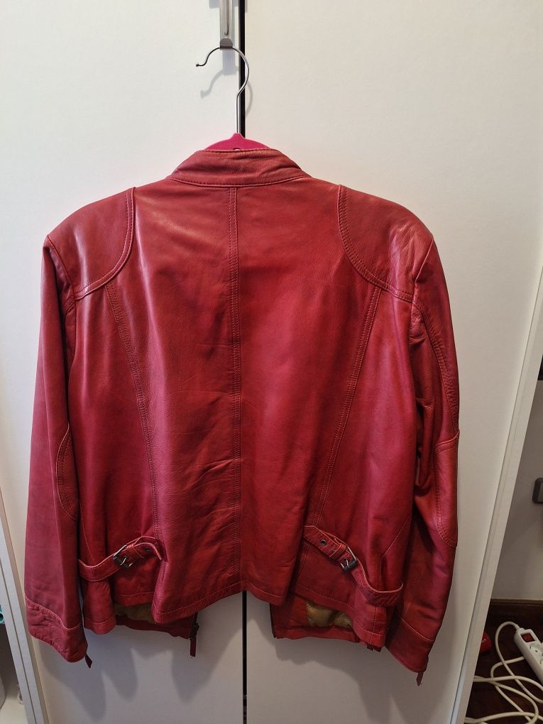 Casao em couro vermelho. Usado em excelente estado