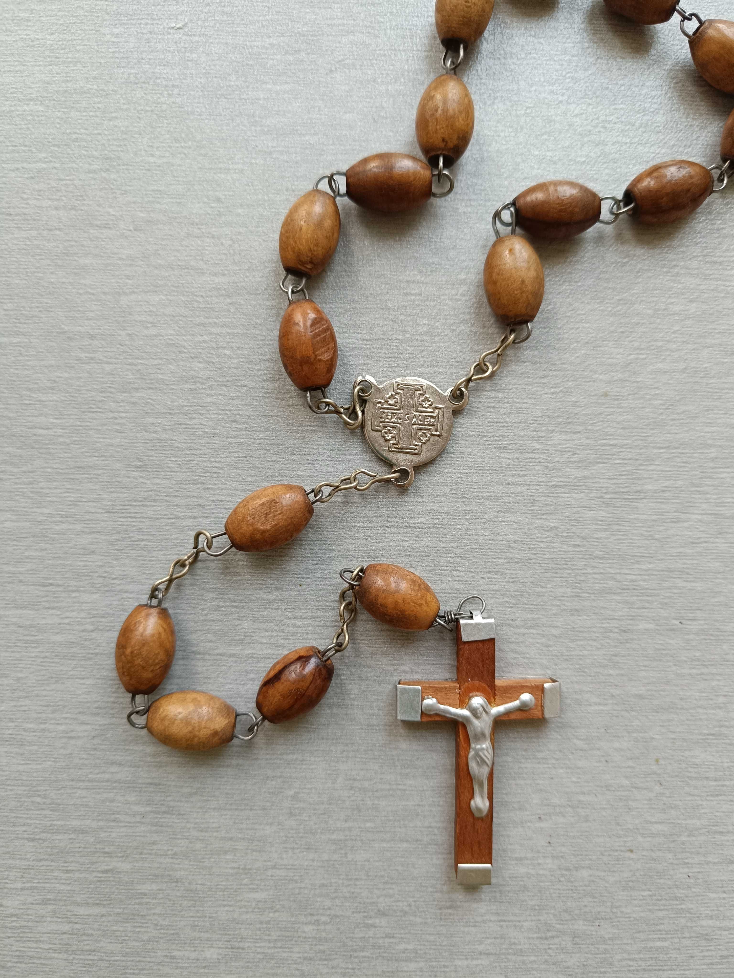 Duży różaniec drewniany na metalowym łańcuszku
