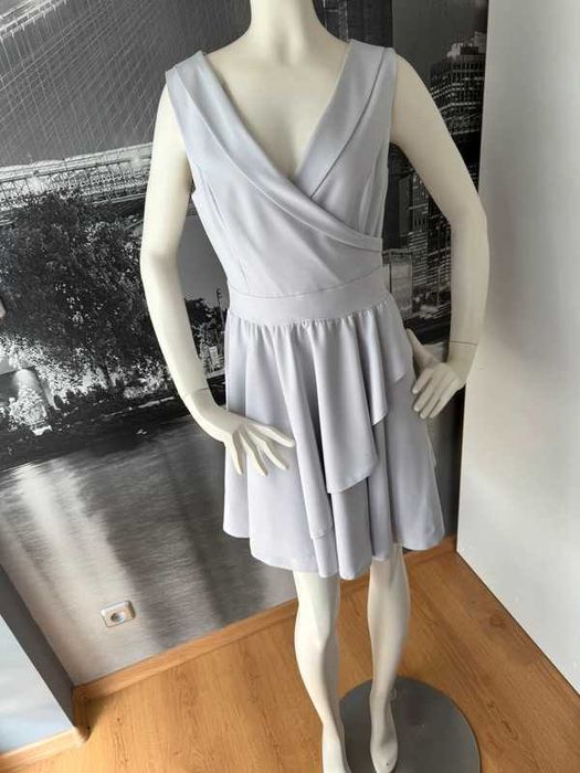 Rozkloszowana szara sukienka mini falbanką dekolt V