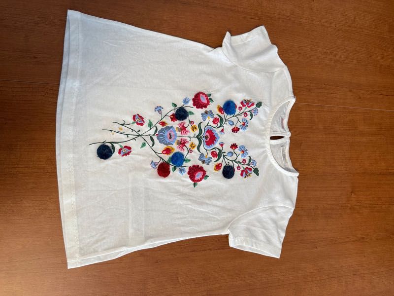 Camisola de menina nova por estrear