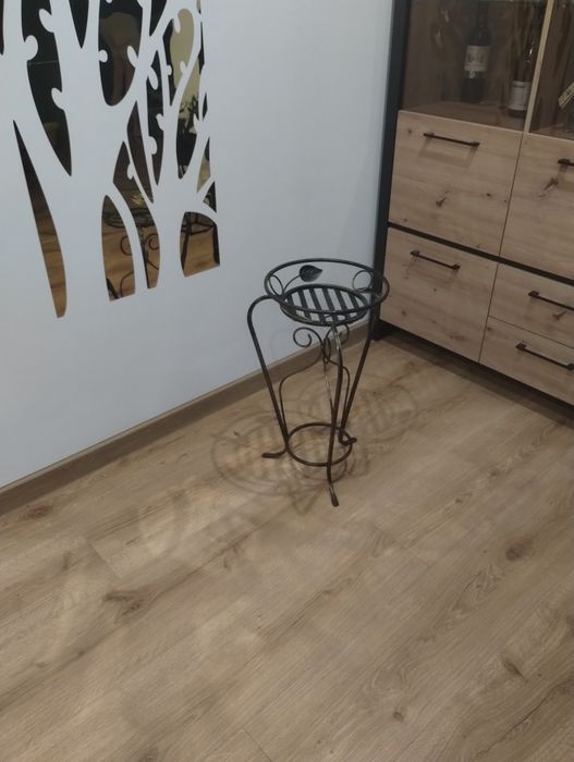 Kwietnik metalowy kuty