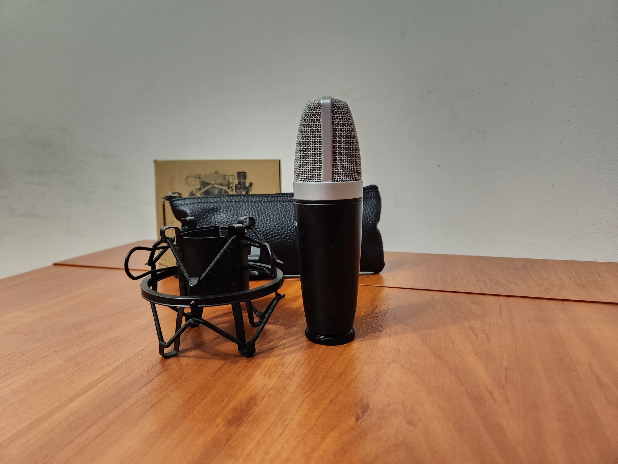 Студійний конденсаторний мікрофон M-Audio Nova - MOD U47