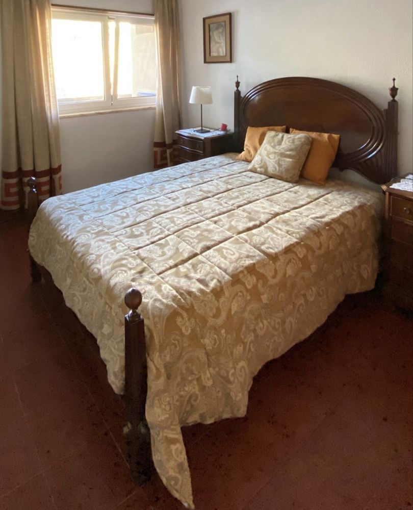 Cama de casal em madeira com colchão