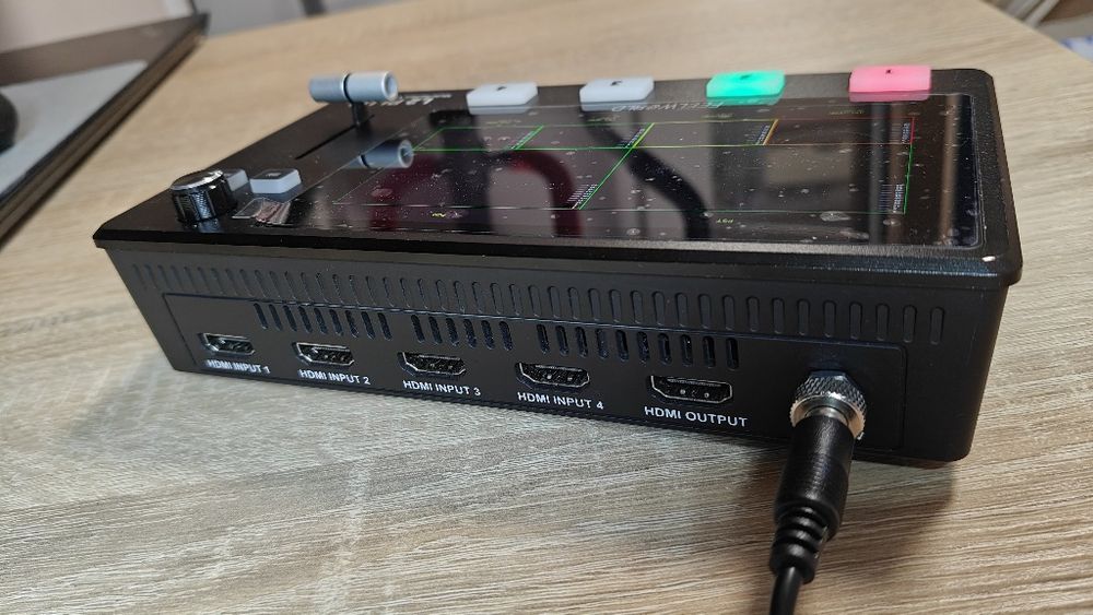 Відеомікшер FEELWORLD L2 PLUS  4 входи, сенсорне керування.