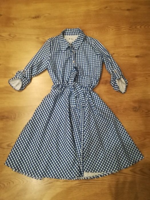 Sukienka w biało-granatową kratkę