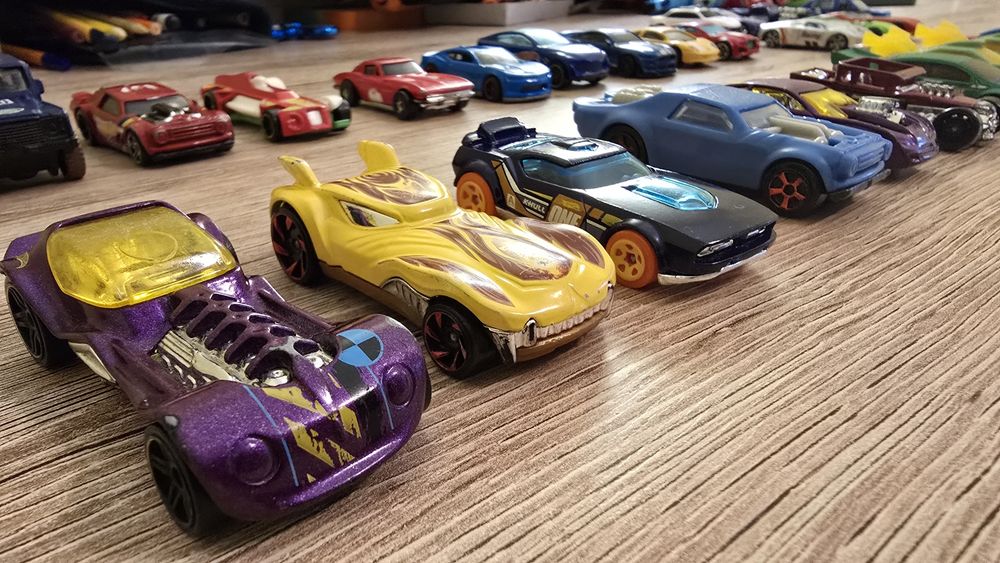 Машинки  фірмові хот вилс трек