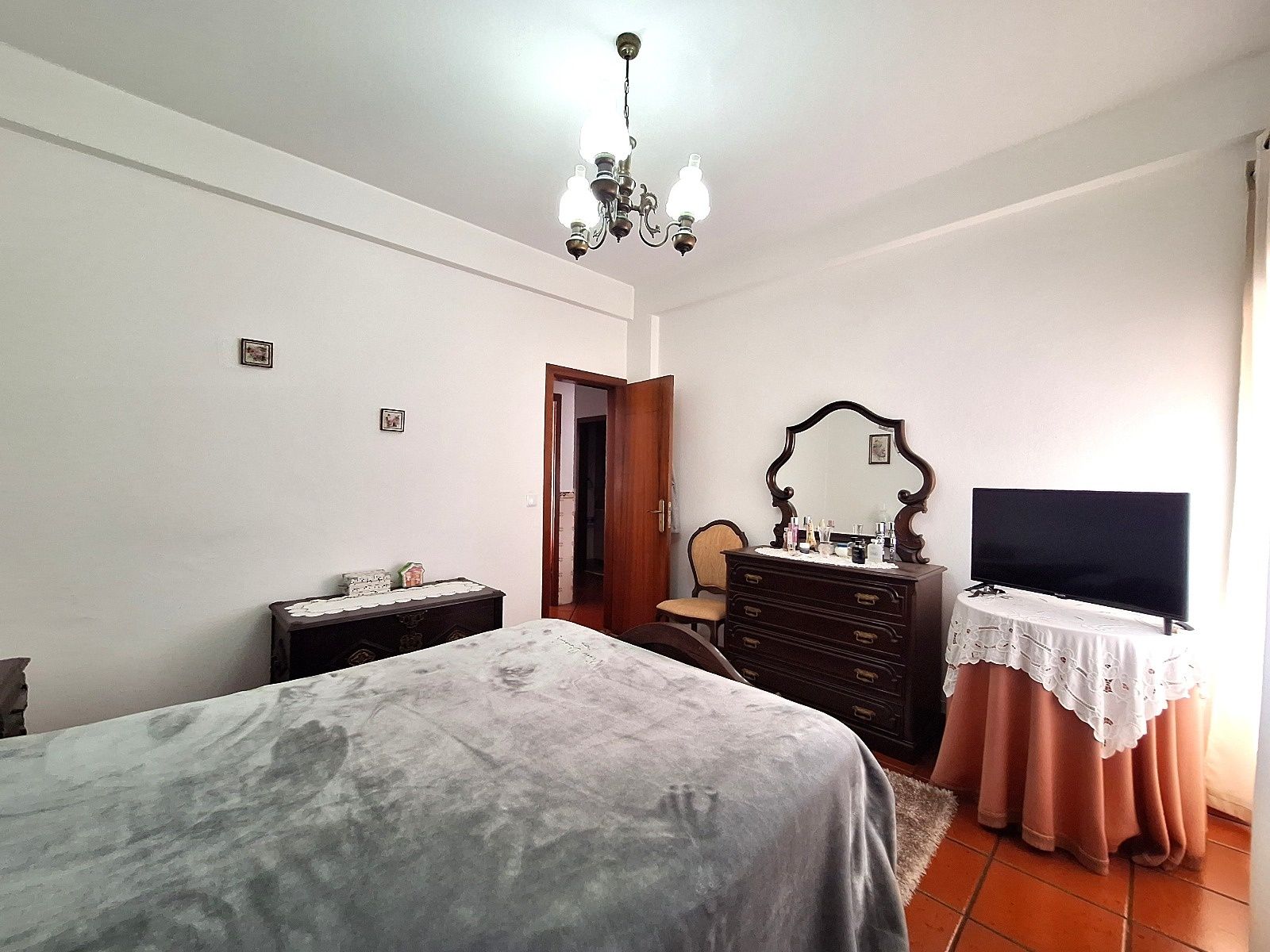 Quarto com 2 mesinhas de cabeceira, cómoda, cadeira e cama . Mogno.