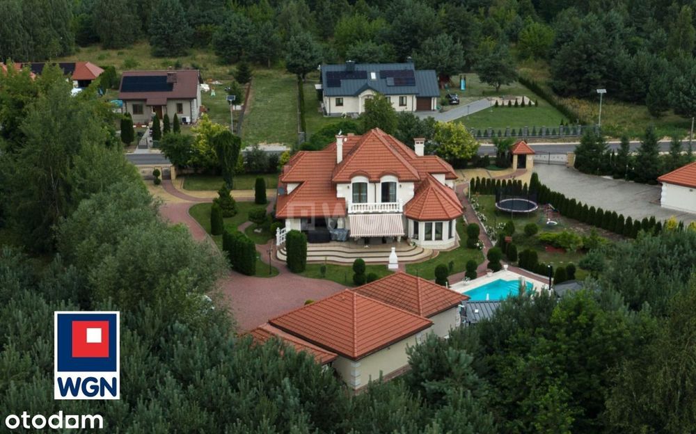 Luksus i funkcjonalność w otoczeniu natury – dom z basenem.